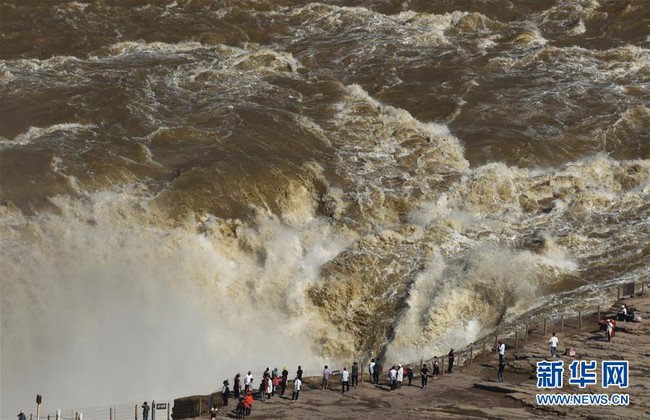 Mưa lũ theo dòng chảy nước sông Hoàng Hà đổ về “miệng chiếc ấm khổng lồ” tạo nên cảnh tượng hiếm có ở thác vàng lớn nhất thế giới - Ảnh 11.