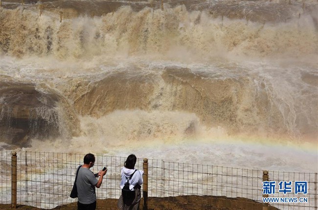 Mưa lũ theo dòng chảy nước sông Hoàng Hà đổ về “miệng chiếc ấm khổng lồ” tạo nên cảnh tượng hiếm có ở thác vàng lớn nhất thế giới - Ảnh 12.