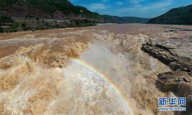 Mưa lũ theo dòng chảy nước sông Hoàng Hà đổ về “miệng chiếc ấm khổng lồ” tạo nên cảnh tượng hiếm có ở thác vàng lớn nhất thế giới - Ảnh 3.