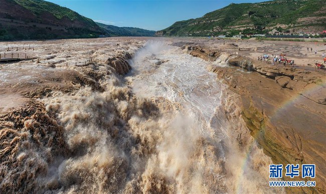 Mưa lũ theo dòng chảy nước sông Hoàng Hà đổ về “miệng chiếc ấm khổng lồ” tạo nên cảnh tượng hiếm có ở thác vàng lớn nhất thế giới - Ảnh 2.