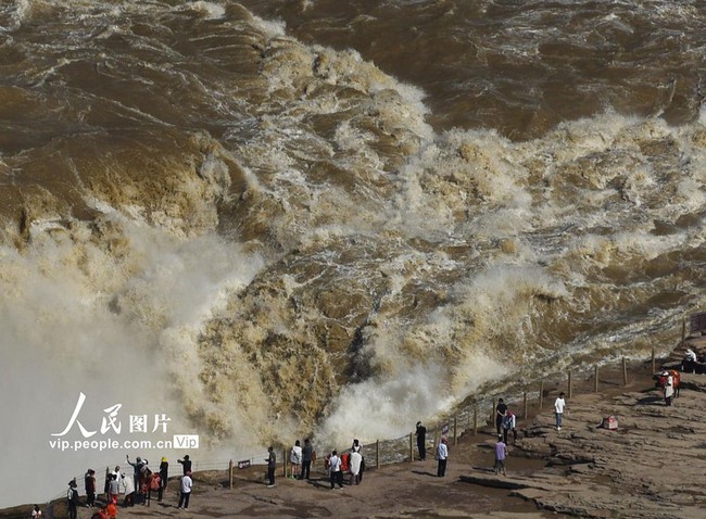 Mưa lũ theo dòng chảy nước sông Hoàng Hà đổ về “miệng chiếc ấm khổng lồ” tạo nên cảnh tượng hiếm có ở thác vàng lớn nhất thế giới - Ảnh 9.