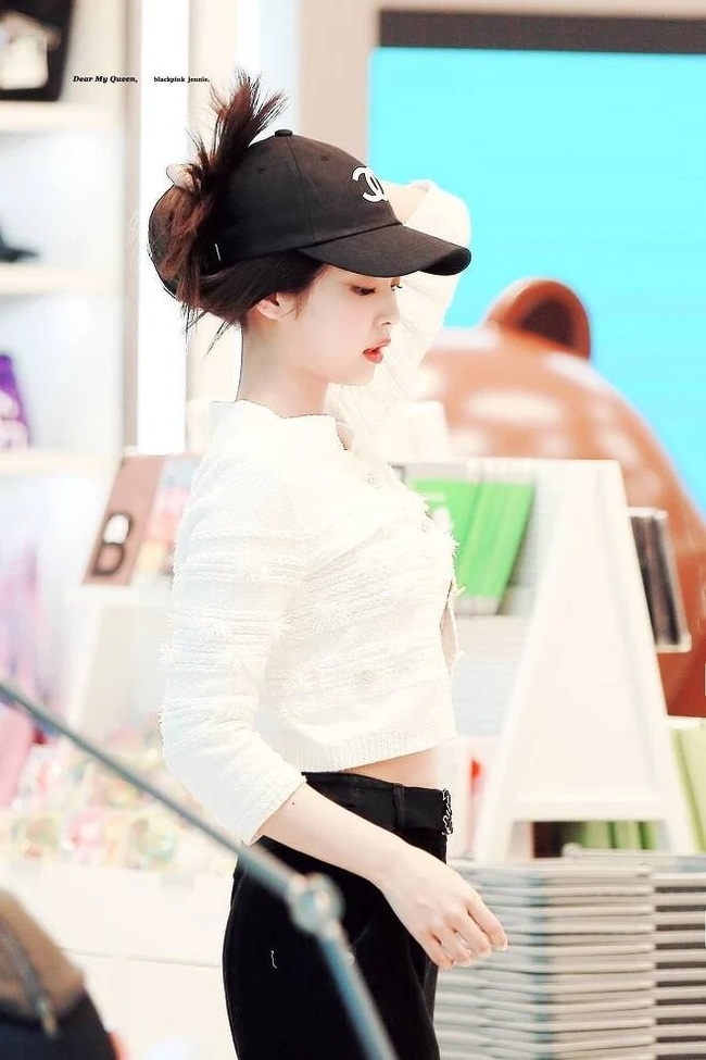 Dân tình xuýt xoa trước loạt khoảnh khắc xuất thần của Jennie (BLACKPINK) tại sân bay, mặt mộc mà vẫn đẹp hoàn hảo - Ảnh 2.