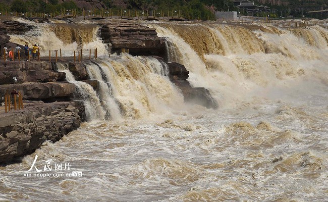 Mưa lũ theo dòng chảy nước sông Hoàng Hà đổ về “miệng chiếc ấm khổng lồ” tạo nên cảnh tượng hiếm có ở thác vàng lớn nhất thế giới - Ảnh 1.