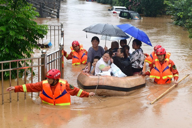 Trung Quốc: Người đàn ông đang quăng lưới đánh cá thì bất ngờ bị lũ cuốn trôi, toàn bộ quá trình được đồng nghiệp ghi lại trong tuyệt vọng - Ảnh 3.