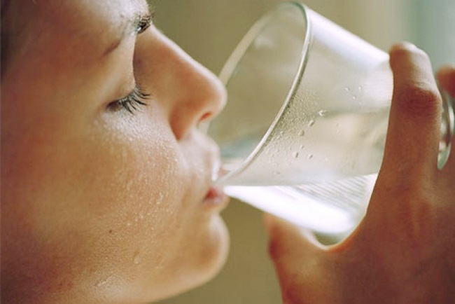 Cứ uống nước lại thấy cơ thể xuất hiện 4 dấu hiệu kỳ lạ này, bạn cần phải đi khám ung thư khẩn cấp - Ảnh 2.
