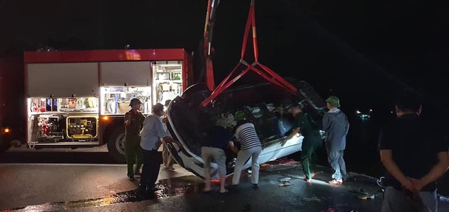 Xe ô tô con lao xuống biển lúc trời mưa ở Quảng Ninh, 3 người đã tử vong - Ảnh 1.