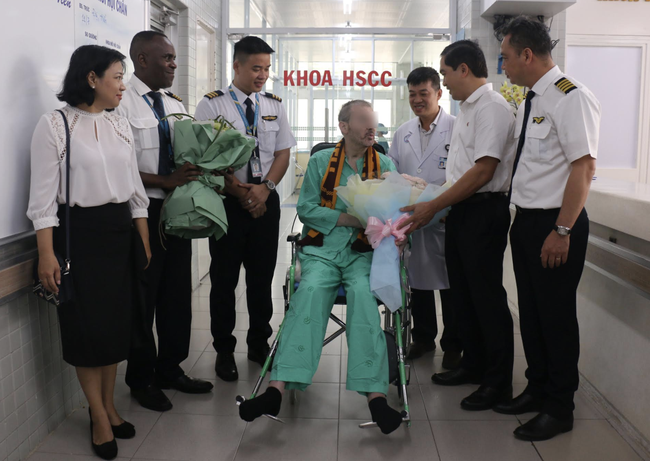 Thứ trưởng Bộ Y tế trao giấy ra viện cho bệnh nhân 91, Đoàn bay 919 đến tiễn phi công người Anh về nước - Ảnh 4.