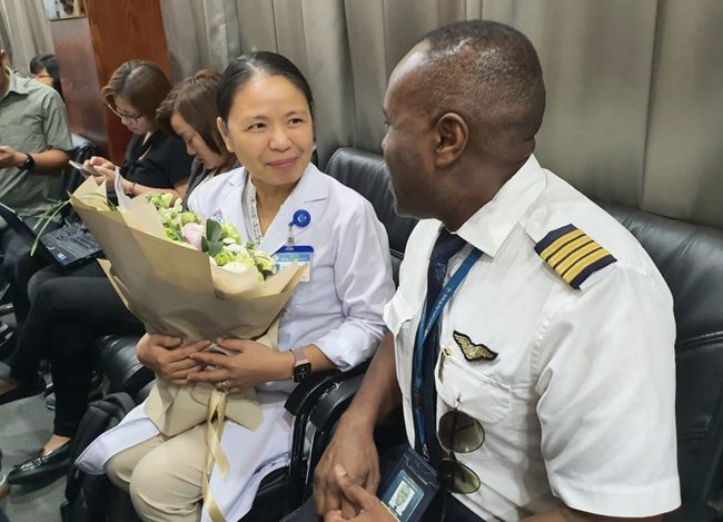Thứ trưởng Bộ Y tế trao giấy ra viện cho bệnh nhân 91, Đoàn bay 919 đến tiễn phi công người Anh về nước - Ảnh 7.