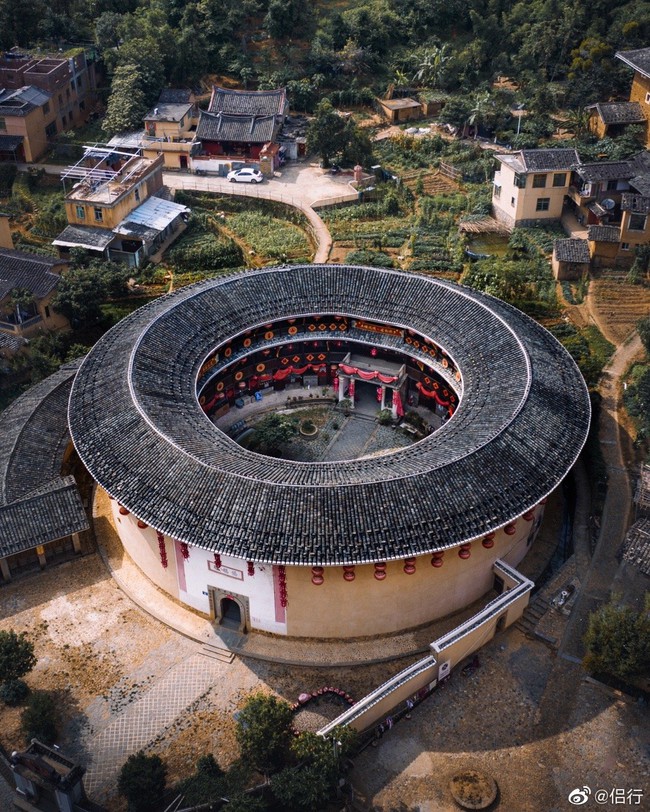 Mãn nhãn với &quot;hóa thạch sống&quot; của kiến trúc cổ Trung Hoa: Khu chung cư đất nung lớn nhất thế giới, là một kiệt tác sáng tạo của văn hóa xưa - Ảnh 2.
