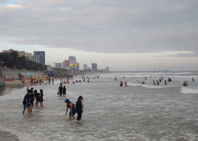 Tai nạn nguy hiểm: Tắm biển gần nhà, bé gái 8 tuổi ở Bình Thuận bị sứa &quot;cắn&quot; bỏng nặng - Ảnh 3.