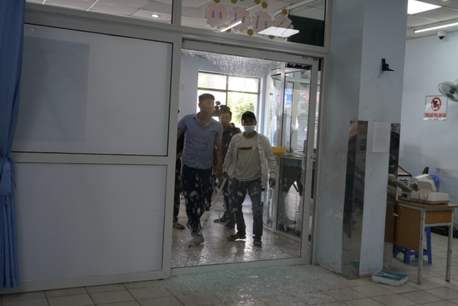 TP.HCM: Hàng chục tên côn đồ lao vào khoa Cấp cứu bệnh viện Nhân dân Gia Định "truy sát" nhau trước mặt bác sĩ - Ảnh 3. TP.HCM: Hàng chục tên côn đồ lao vào khoa Cấp cứu bệnh viện Nhân dân Gia Định "truy sát" nhau trước mặt bác sĩ - Ảnh 3.