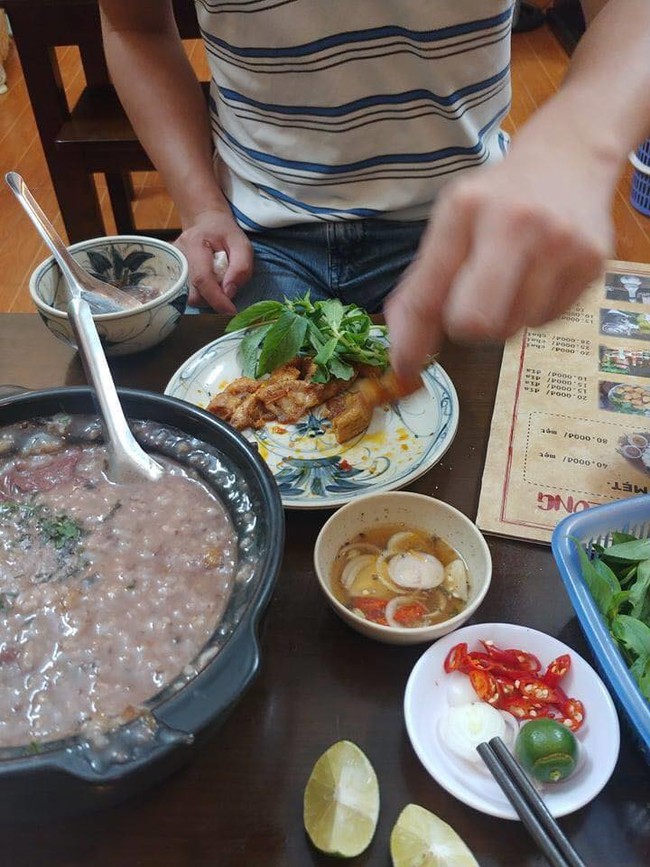 Đã mặc áo phông quần ngố lại còn dùng tay trần bón đồ ăn cho bạn gái trong lần hẹn đầu tiên, chàng trai bị hủy luôn kết bạn và phản ứng bất ngờ từ dân mạng - Ảnh 1. Đã mặc áo phông quần ngố lại còn dùng tay trần bón đồ ăn cho bạn gái trong lần hẹn đầu tiên, chàng trai bị hủy luôn kết bạn và phản ứng bất ngờ từ dân mạng - Ảnh 1.