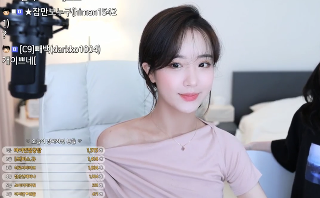 Làm khách mời trên kênh YouTube của đồng nghiệp, cô nàng BJ Hàn Quốc xinh đẹp như nữ thần thu về 8 tỷ đồng chỉ nhờ... ngồi buộc tóc - Ảnh 1.