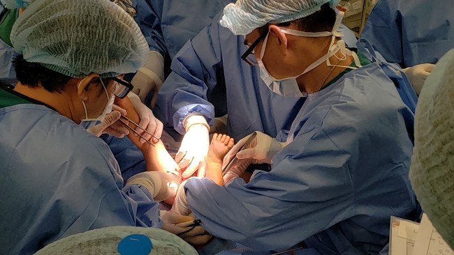 GS.BS Trần Đông A, cố vấn ca phẫu thuật tách rời hai bé song sinh chia sẻ về tình hình hiện tại của các bé - Ảnh 2.