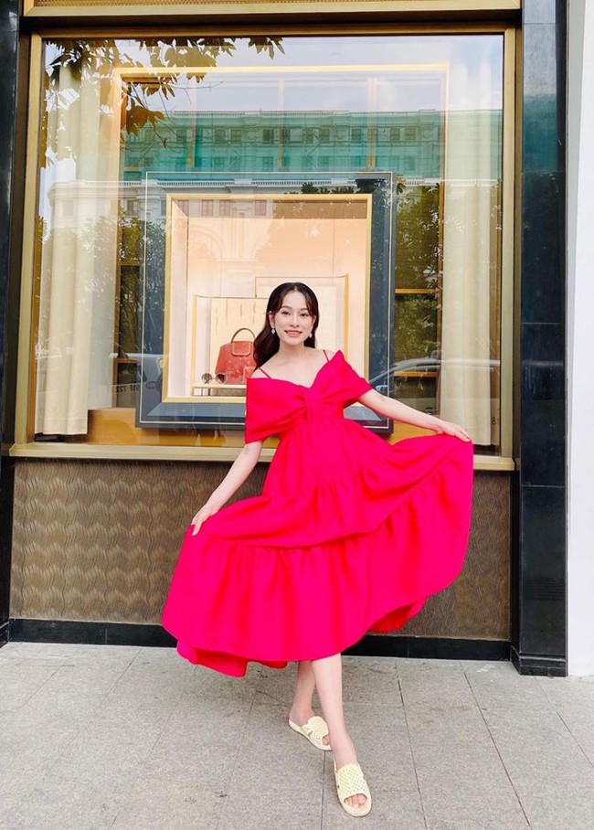 Bà bầu Sara Lưu mặc váy điệu đà nhưng lại đi dép tổ ong. Cô nói: Chia sẻ cách khiến bạn nổi bần bật trên đường phố.