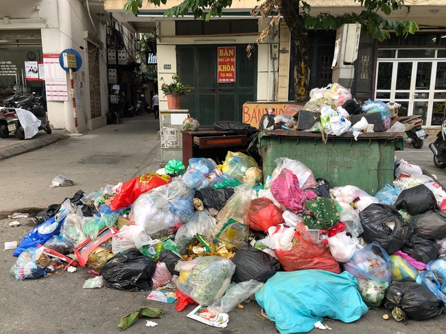 Hà Nội: Rác ngập thành núi vì dân lại chặn xe vào bãi rác Nam Sơn - Ảnh 8.