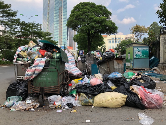 Hà Nội: Rác ngập thành núi vì dân lại chặn xe vào bãi rác Nam Sơn - Ảnh 12.