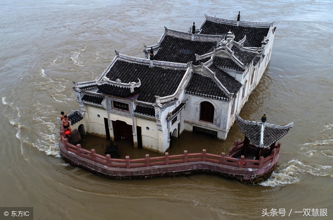 Ngôi chùa 700 tuổi gồng mình giữa nước lũ Trường Giang, người dân tự hào "Mọi năm đều kiên cường chống lũ, năm nay sẽ chiến thắng thôi" - Ảnh 1. Ngôi chùa 700 tuổi gồng mình giữa nước lũ Trường Giang, người dân tự hào "Mọi năm đều kiên cường chống lũ, năm nay sẽ chiến thắng thôi" - Ảnh 1.