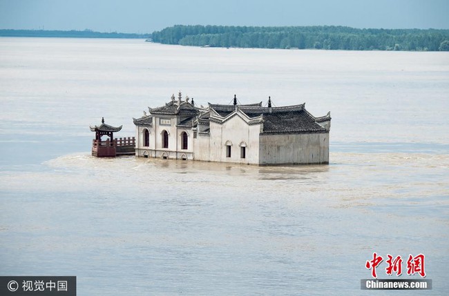 Ngôi chùa 700 tuổi gồng mình giữa nước lũ Trường Giang, người dân tự hào &quot;Mọi năm đều kiên cường chống lũ, năm nay sẽ chiến thắng thôi&quot; - Ảnh 5.