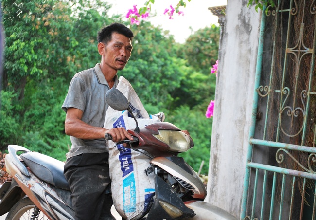 Chỉ cách Hà Nội 50 km, có một làng công nhân bỏ nghề đi thu hoạch tại đầm sen khổng lồ - Ảnh 4.