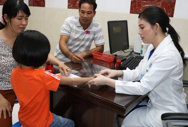 Bé gái 6 tuổi mắc hội chứng 'rậm lông toàn thân' lần đầu tiên xuất hiện tại Việt Nam, bị bạn bè chê cười - Ảnh 6.