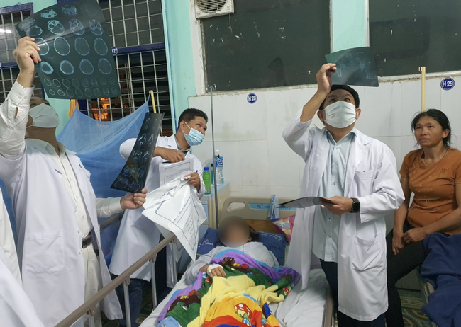 Vụ xe khách lao xuống vực ở Kon Tum: 2 bệnh nhân bị thương rất nghiêm trọng, người suy đa tạng, người liệt tứ chi - Ảnh 2.