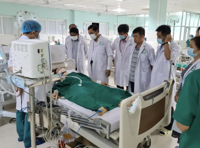 Vụ xe khách lao xuống vực ở Kon Tum: 2 bệnh nhân bị thương rất nghiêm trọng, người suy đa tạng, người liệt tứ chi - Ảnh 3.
