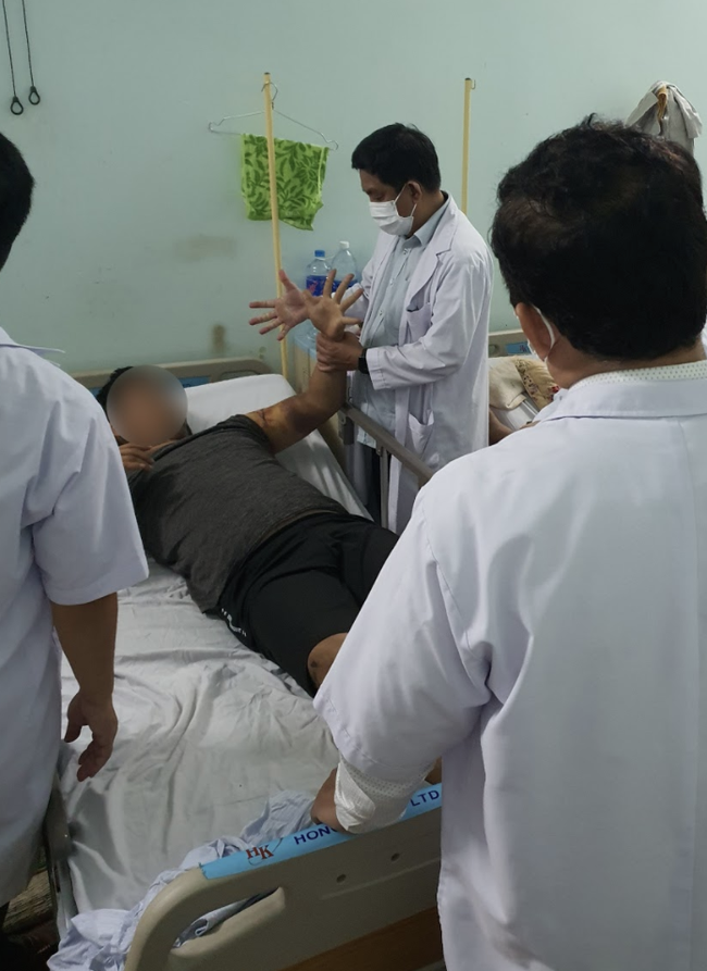 Vụ xe khách lao xuống vực ở Kon Tum: 2 bệnh nhân bị thương rất nghiêm trọng, người suy đa tạng, người liệt tứ chi - Ảnh 1.