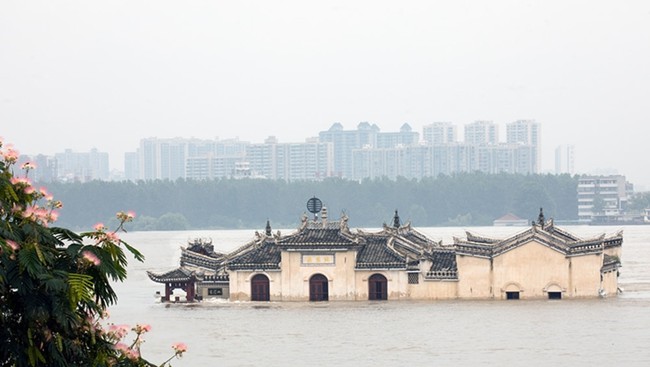 Ngôi chùa 700 tuổi gồng mình giữa nước lũ Trường Giang, người dân tự hào "Mọi năm đều kiên cường chống lũ, năm nay sẽ chiến thắng thôi" - Ảnh 3. Ngôi chùa 700 tuổi gồng mình giữa nước lũ Trường Giang, người dân tự hào "Mọi năm đều kiên cường chống lũ, năm nay sẽ chiến thắng thôi" - Ảnh 3.