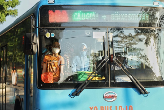 Hà Nội: Người dân khổ sở chen chúc trên xe buýt do cắt giảm chuyến xe - Ảnh 9.