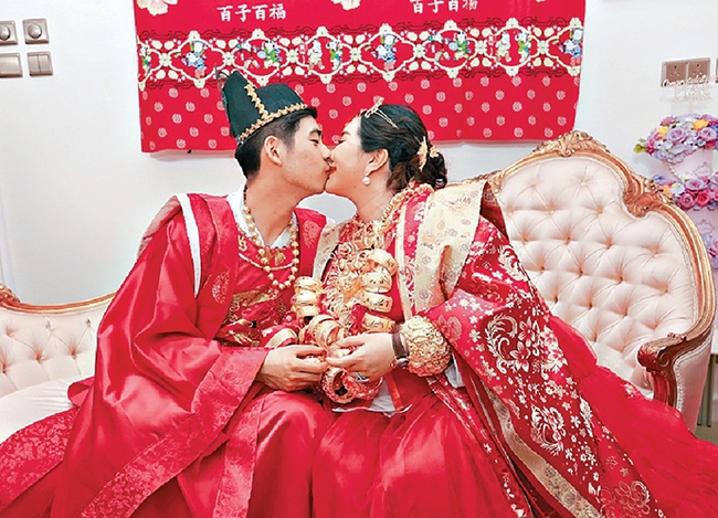 Các con của Vua sòng bài Macau lần lượt kết hôn để có lợi thế tranh gia tài, ái nữ xinh đẹp nhất vẫn &quot;bình thản&quot; với bạn trai nổi tiếng - Ảnh 4.