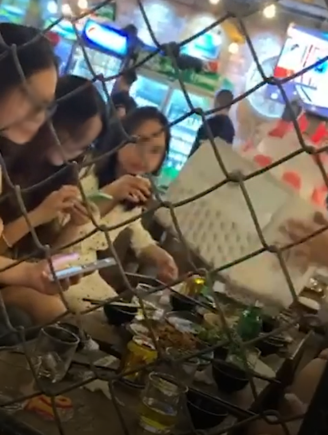 Girl xinh sang chảnh thản nhiên thò tay quệt trộm bánh kem của người lạ để ăn vụng, bị phát hiện vẫn đủng đỉnh vừa ăn vừa cười thích thú - Ảnh 4. Girl xinh sang chảnh thản nhiên thò tay quệt trộm bánh kem của người lạ để ăn vụng, bị phát hiện vẫn đủng đỉnh vừa ăn vừa cười thích thú - Ảnh 4.