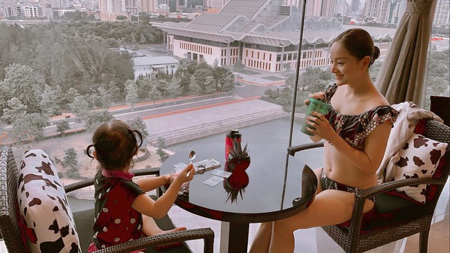 Lan Phương cùng con gái cưng đi bơi, ăn kem, tận hưởng thời gian vui vẻ bên nhau.
