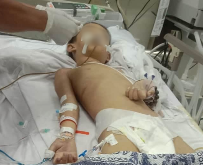 Bé trai 7 tuổi hôn mê sau khi mổ lấy nẹp tay ở bệnh viện Bình Phước đã tử vong - Ảnh 1.