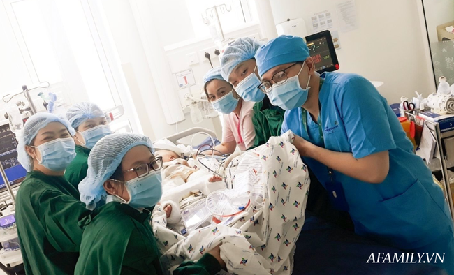 Xúc động cảnh bác sĩ chuyển nệm chống loét cho hai bé song sinh Trúc Nhi - Diệu Nhi, cố gắng không để nhiễm trùng - Ảnh 1.