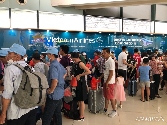 Ảnh: Mùa du lịch, biển người vật vã hàng tiếng đồng hồ chờ check in ở sân bay Nội Bài - Ảnh 12.