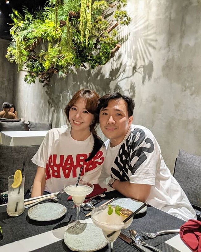 Vợ chồng Hari Won – Trấn Thành tranh thủ chụp hình khi đi ăn uống cùng với bạn bè.