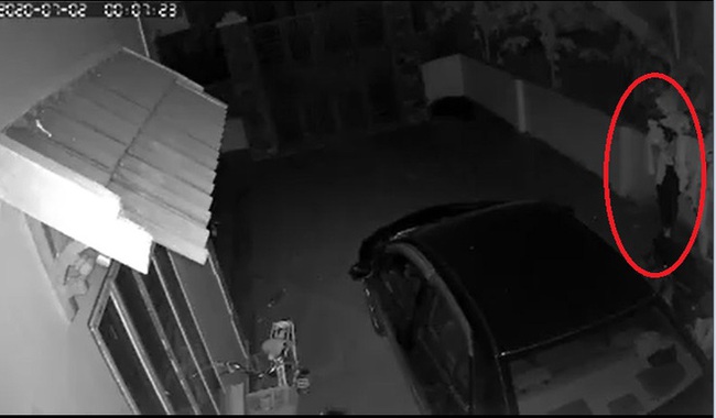 Nửa đêm thấy chiếc ô tô của nhà mình bốc cháy dữ dội, chủ nhà check camera thì phát hiện sự thật không ngờ - Ảnh 3.