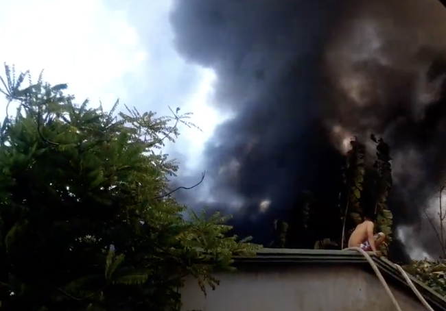 Công ty gỗ ở Bình Dương cháy dữ dội, nhiều người vô tư đến sát hiện trường... livestream dưới dòng điện cao thế - Ảnh 3.
