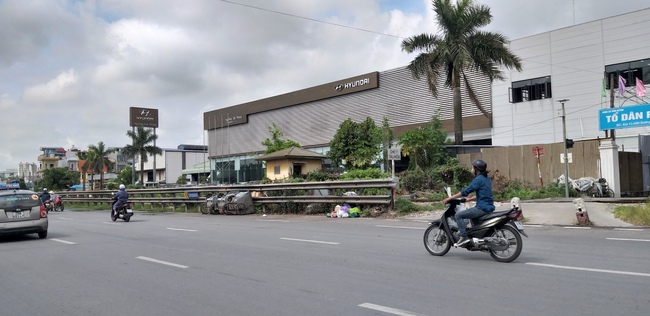 Hà Nội: Truy tìm thân nhân vụ người đàn ông mặc áo Grab tử vong sau khi bị tàu hỏa đâm - Ảnh 5. Hà Nội: Truy tìm thân nhân vụ người đàn ông mặc áo Grab tử vong sau khi bị tàu hỏa đâm - Ảnh 5.