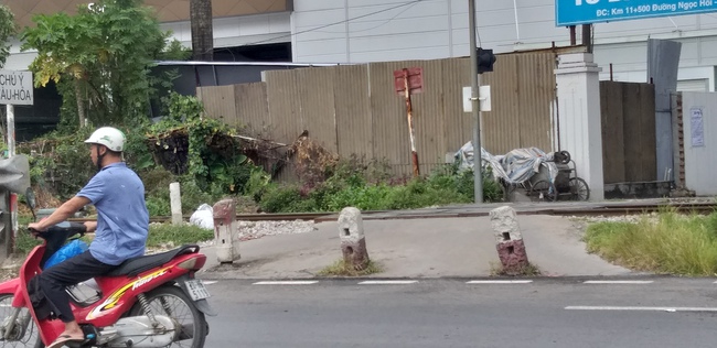 Hà Nội: Truy tìm thân nhân vụ người đàn ông mặc áo Grab tử vong sau khi bị tàu hỏa đâm - Ảnh 4. Hà Nội: Truy tìm thân nhân vụ người đàn ông mặc áo Grab tử vong sau khi bị tàu hỏa đâm - Ảnh 4.