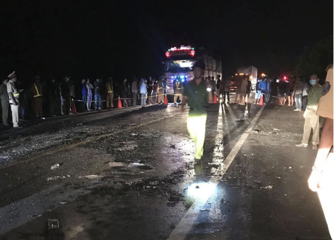 Vụ xe khách 'đối đầu' xe tải khiến 8 người chết ở Bình Thuận: 7 người bị thương, 3 mẹ con chuyển vào TP.HCM - Ảnh 1.