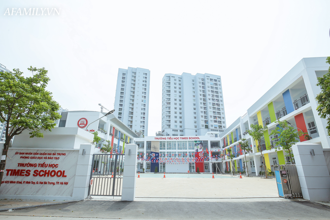 Một trường tiểu học mới toanh ở Hà Nội: Cơ sở vật chất cực đẹp, xây hẳn căn hộ riêng để dạy học sinh làm việc nhà  - Ảnh 1.