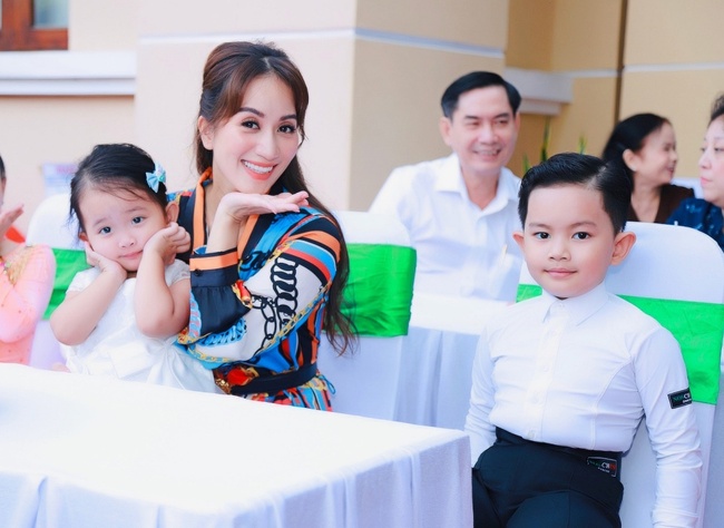 Vắng Phan Hiển, Khánh Thi vất vả khi một mình dẫn hai con đi sự kiện - Ảnh 3.