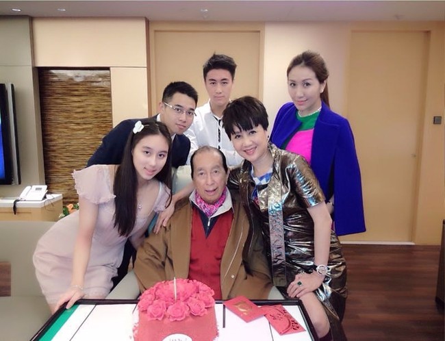 Sau khi từ chối khoản chu cấp 300 triệu đồng/tháng để đổi lấy một cơ hội đặc biệt, bà Tư của Vua sòng bài Macau đã khiến công chúng nể phục - Ảnh 2.