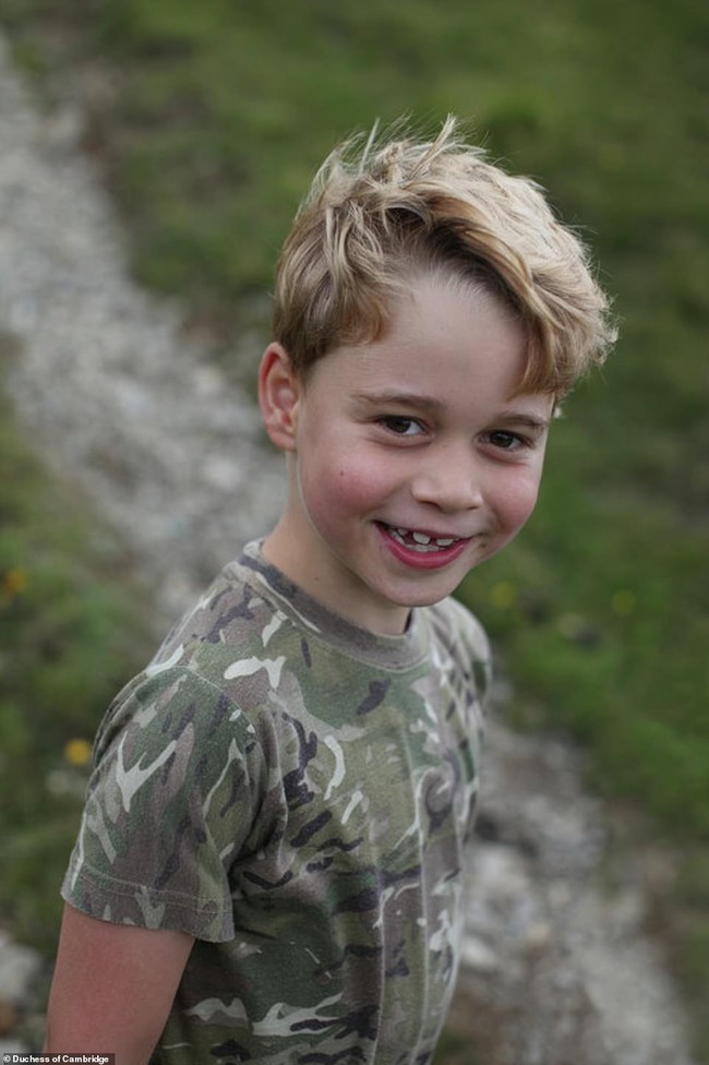 Hoàng tử George gây ngạc nhiên với vẻ ngoại hình thay đổi rõ rệt trong bức ảnh mới nhất mừng sinh nhật tròn 7 tuổi - Ảnh 2.