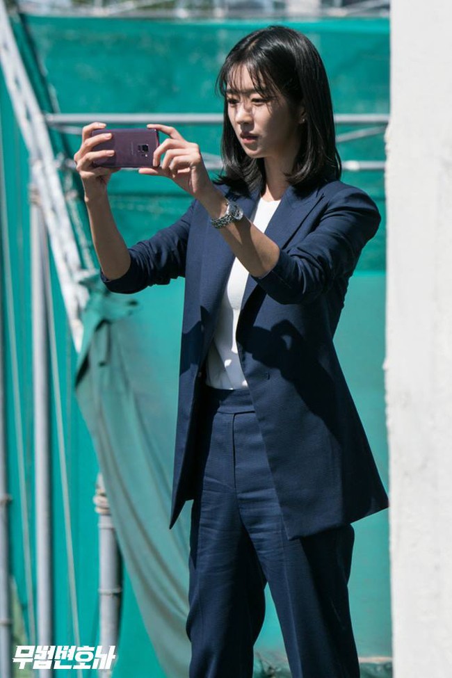 Chưa cần váy áo lồng lộn như bà hoàng, Seo Ye Ji diện suit thôi cũng thừa sự gây mê với thần thái chị đại ngầu bá cháy - Ảnh 3. Chưa cần váy áo lồng lộn như bà hoàng, Seo Ye Ji diện suit thôi cũng thừa sự gây mê với thần thái chị đại ngầu bá cháy - Ảnh 3.