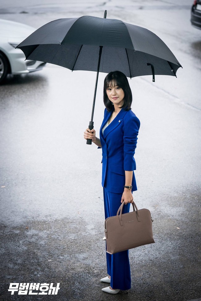 Chưa cần váy áo lồng lộn như bà hoàng, Seo Ye Ji diện suit thôi cũng thừa sự gây mê với thần thái chị đại ngầu bá cháy - Ảnh 4. Chưa cần váy áo lồng lộn như bà hoàng, Seo Ye Ji diện suit thôi cũng thừa sự gây mê với thần thái chị đại ngầu bá cháy - Ảnh 4.