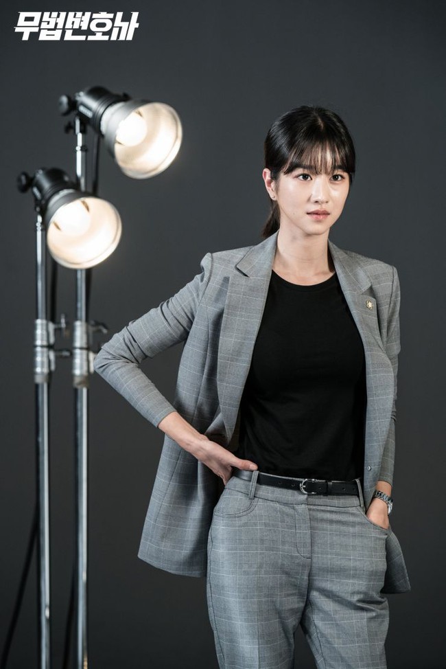 Chưa cần váy áo lồng lộn như bà hoàng, Seo Ye Ji diện suit thôi cũng thừa sự gây mê với thần thái chị đại ngầu bá cháy - Ảnh 6. Chưa cần váy áo lồng lộn như bà hoàng, Seo Ye Ji diện suit thôi cũng thừa sự gây mê với thần thái chị đại ngầu bá cháy - Ảnh 6.