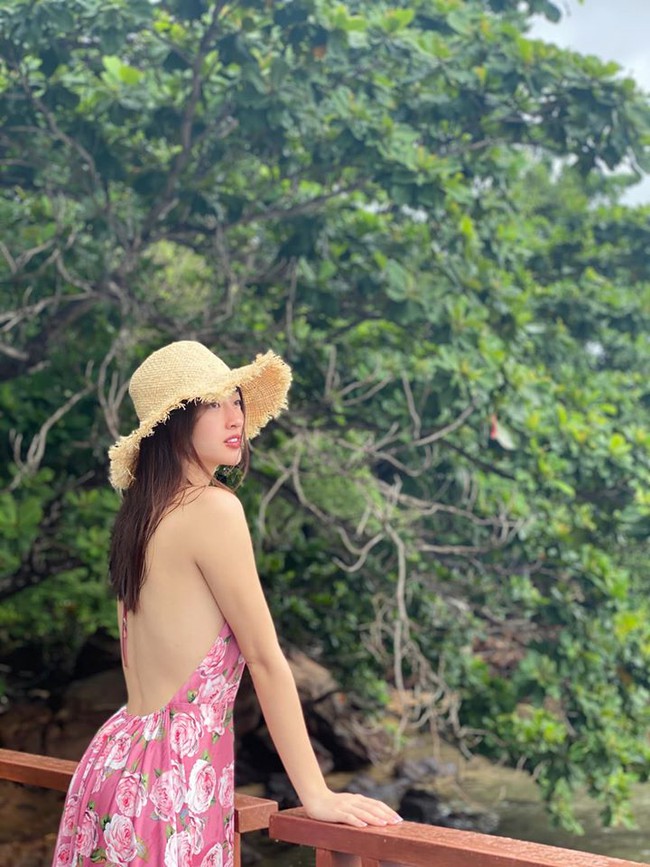 Lương Th&ugrave;y Linh khoe lưng trần nuột n&agrave;, gợi cảm.